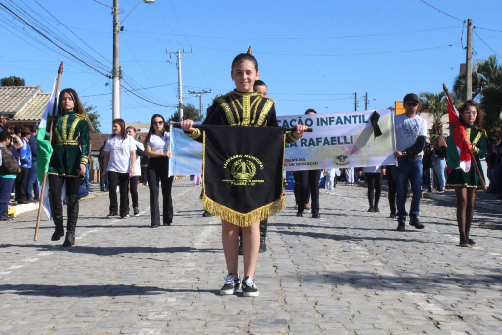 Desfile cívico celebra os 200 anos de independência do Brasil em Palmeira.