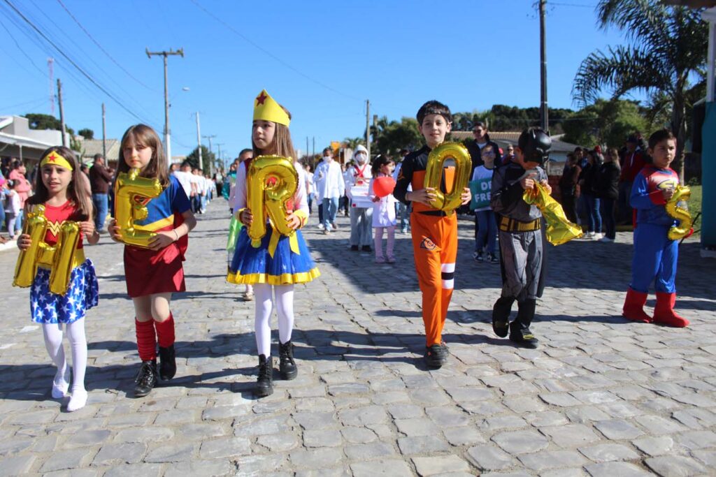Desfile cívico celebra os 200 anos de independência do Brasil em Palmeira.