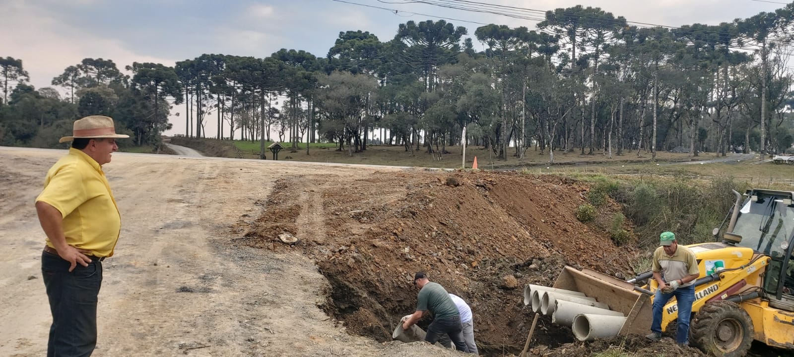 Secretaria de Obras de Palmeira faz alargamento de estrada que dá acesso à rodovia