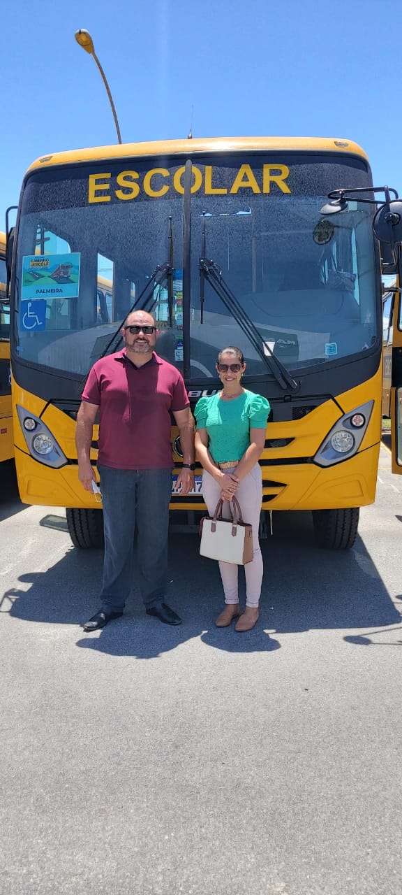 Secretaria Municipal de Educação de Palmeira recebe mais um ônibus escolar para compor frota