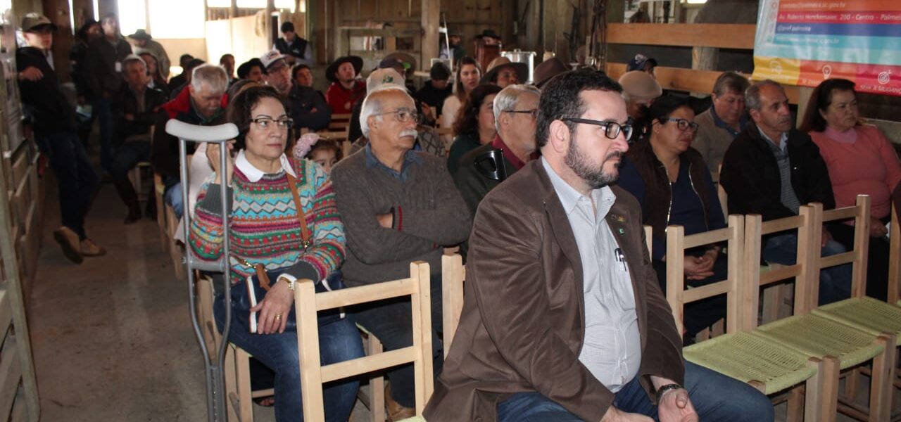 Dezenas do produtores locais participaram do seminário.