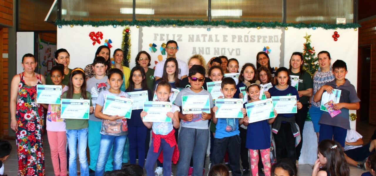 As crianças que se destacaram nos meses do projeto receberam um certificado.