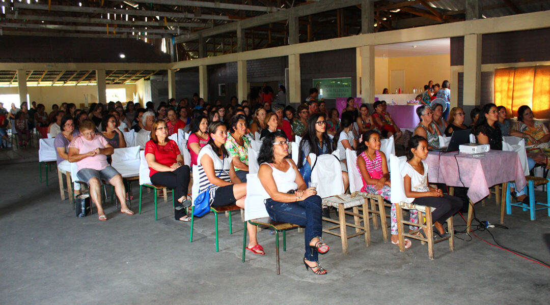 Mais de cem mulheres se reuniram no salão da igreja N.S. dos Prazeres e participaram da programação.