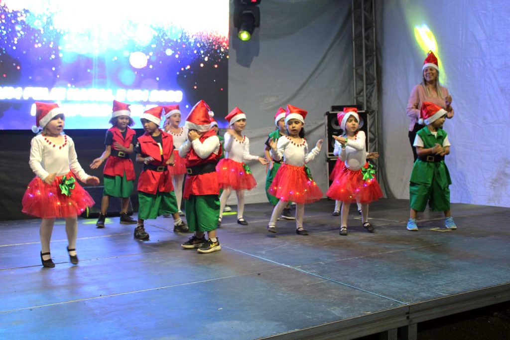 Natal Encantado contou com a apresentação das crianças do CEI Laura de Souza Rafaeli.