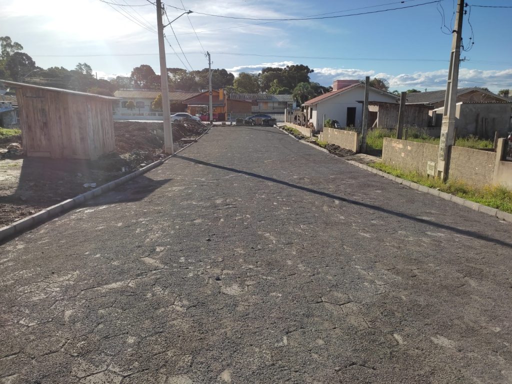 As obras de pavimentação da Rua Elizário Lemos de Jesus.