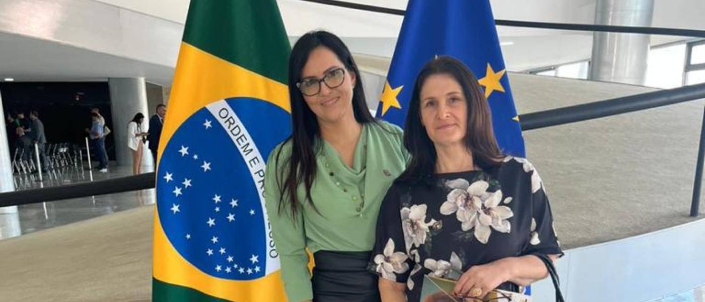 A coordenadora pedagógica, Eliane Sandri, e a professora Carla Murara, representaram Palmeira em solenidade no Palácio do Planalto.