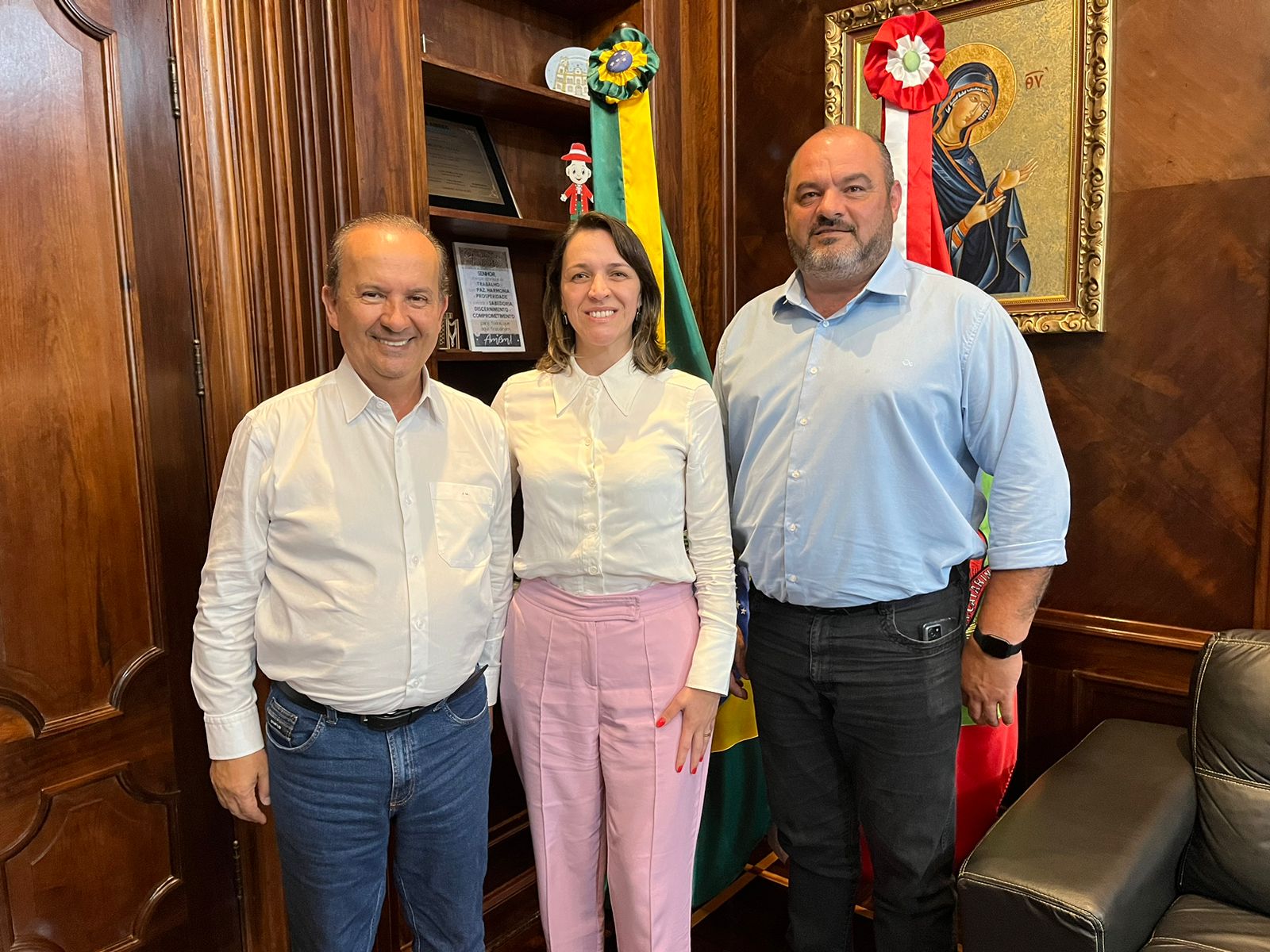 Em audiência com o governador Jorginho Mello, a prefeita Fernanda e o vice-prefeito Sandro Masselai, selaram o acordo de investimento que garantiu a energia necessária para funcionamento da nova fábrica em Palmeira.