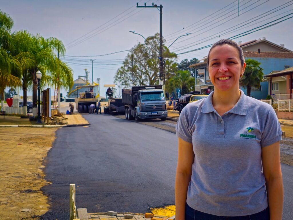 O asfalto começou a ser implantado na Avenida Roberto Hemkemaier, principal via de acesso ao município.