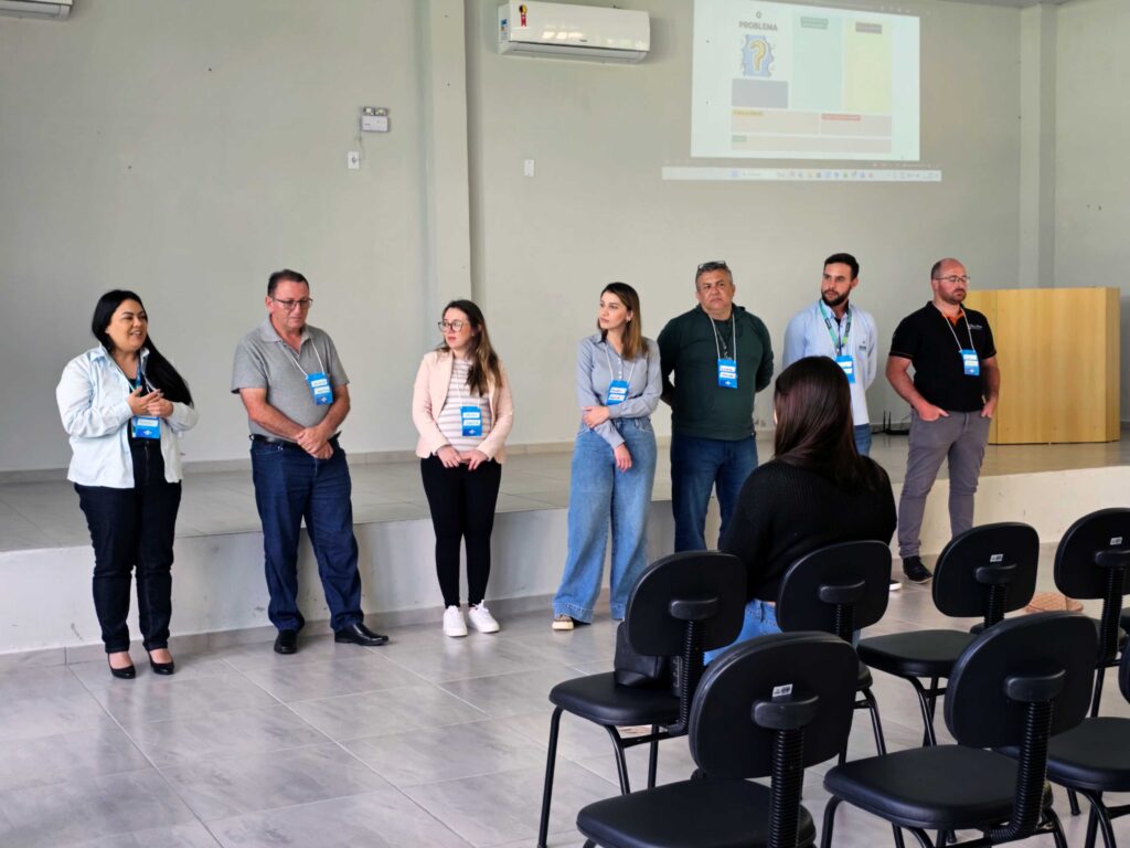 Os representantes das empresas apresentaram as companhias e falaram sobre o futuro do trabalho com os jovens.