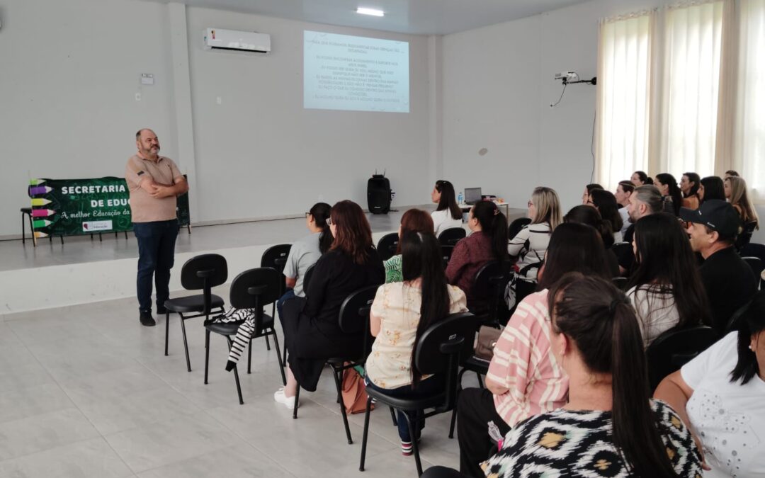 Prefeito prestigia abertura do ano letivo e destaca papel dos professores na educação de Palmeira